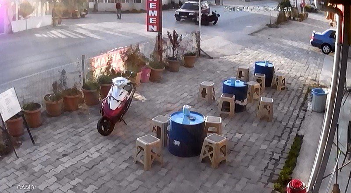 Otomobil ile motosikletin çarpışması kamerada