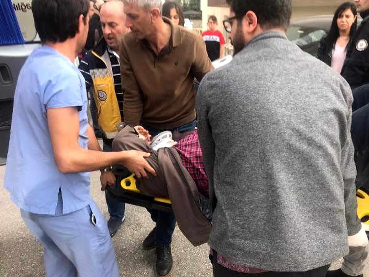Otomobil, kaldırımda yürüyen yayaya çarptı