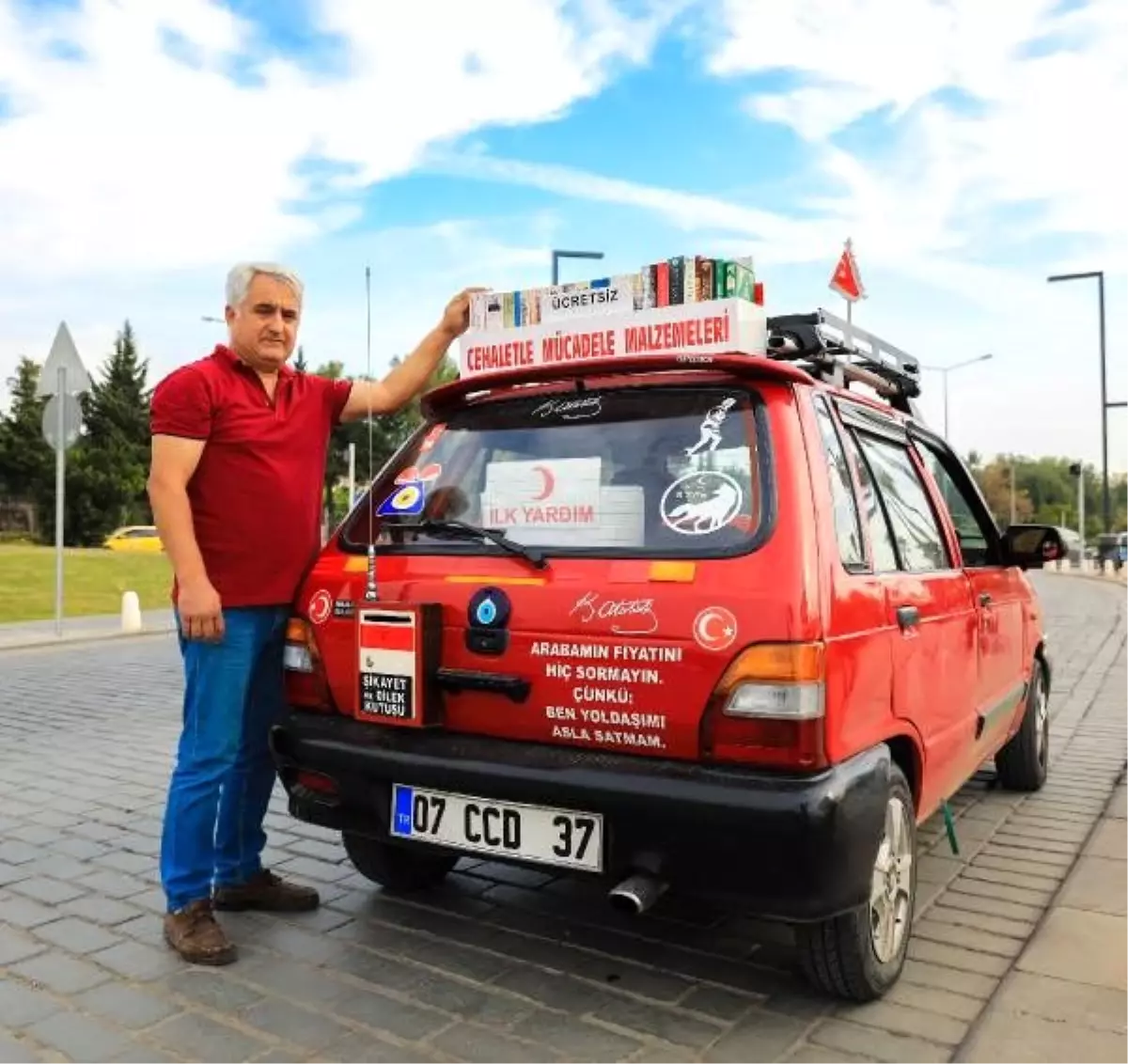 Otomobiliyle 5 yılda 20 bin kitap dağıttı