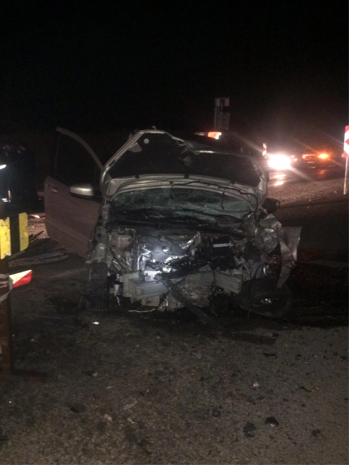 Otomobille hafif ticari araç çarpıştı: 1 ölü, 2 yaralı