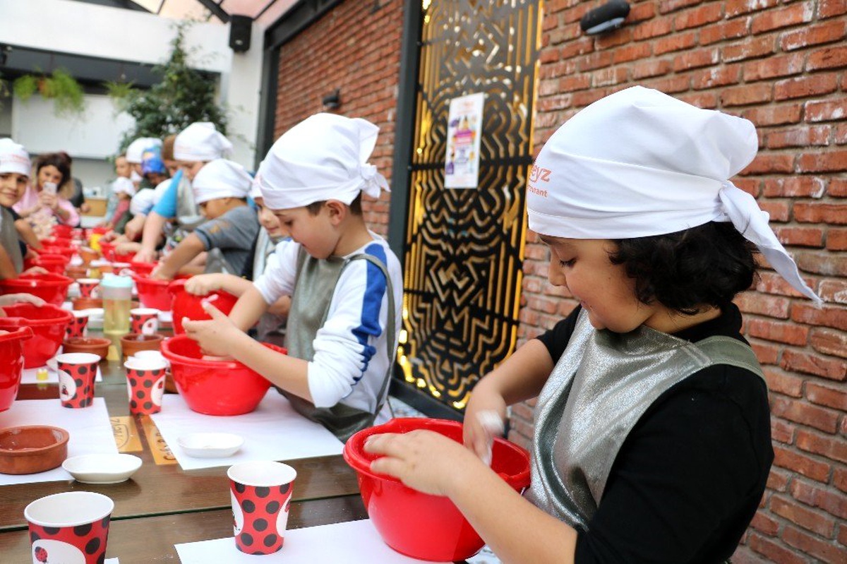 (Özel) Minikler bilgisayar oyunu yerine hamur yoğurup, pizza yaptı