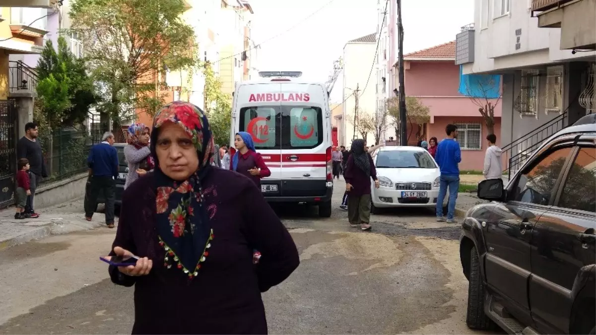 Pendik\'te binanın çatısının alev alev yandığı anlar kamerada