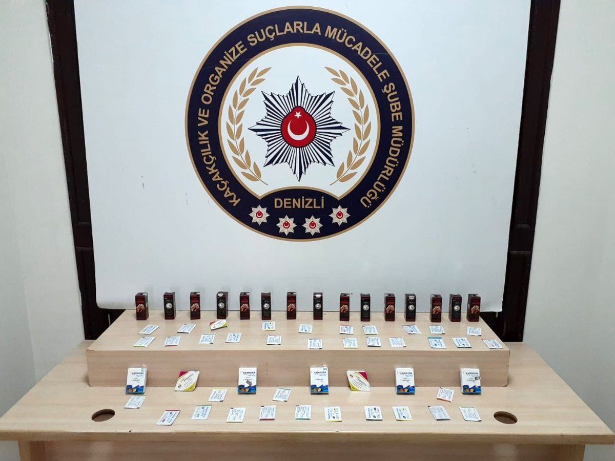 Polisten kaçak cinsel içerikli ürün ve cep telefonu operasyonu
