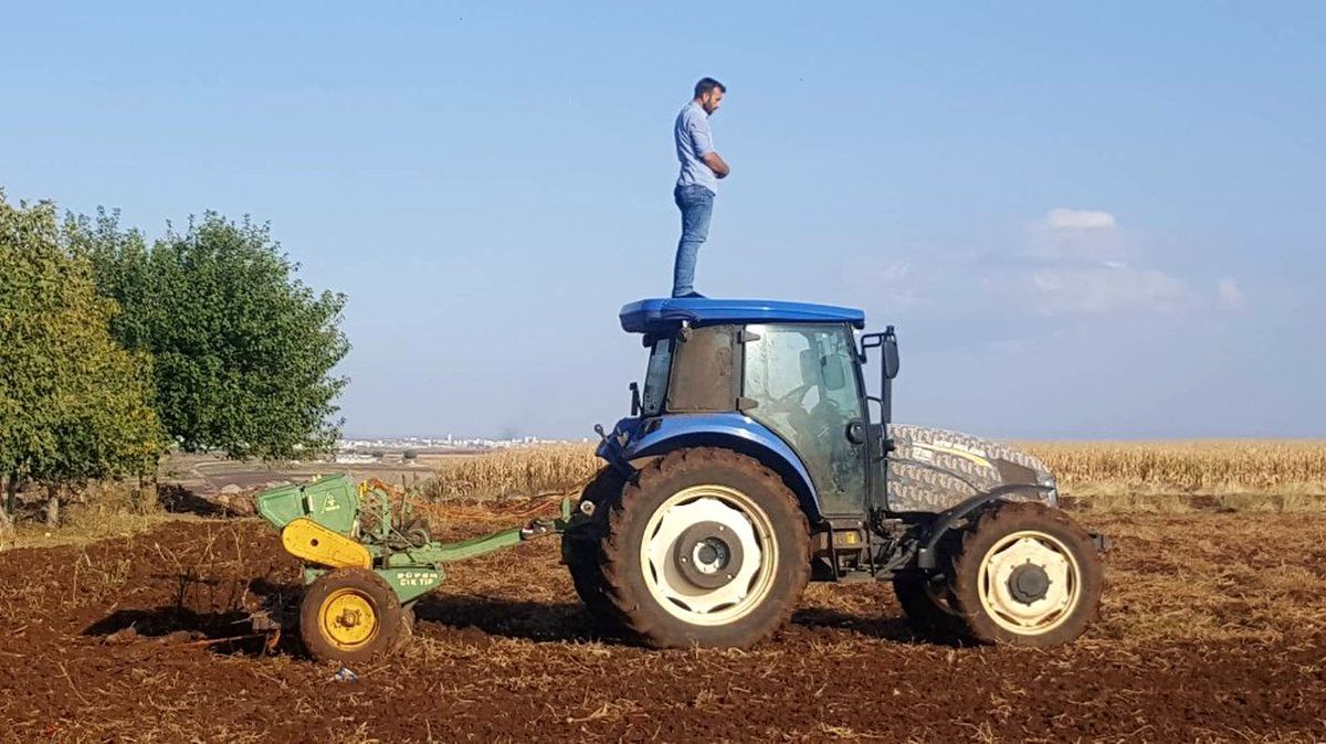 Şanlıurfalı çiftçi traktör üzerinde namaz kıldı