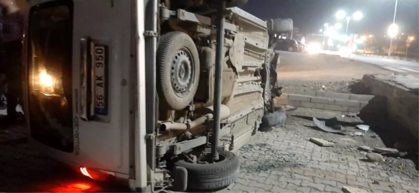 Siirt\'te kaldırıma çarpan araç takla attı: 2 yaralı