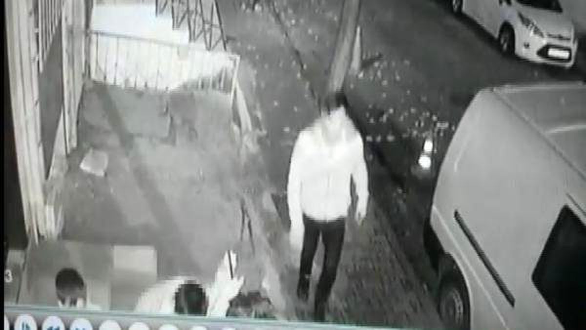 Sokakta telefonuyla oynayan çocuğa gasp şoku kamerada
