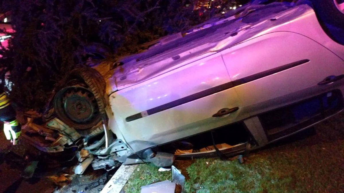 Takla atan otomobil refüjdeki ağaçlar sayesinde durabildi: 2 yaralı