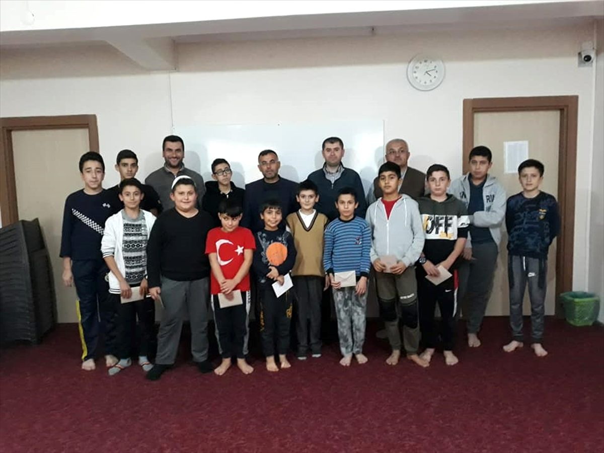 Taktir ve teşekkür alan öğrenciler bursla ödüllendirildi