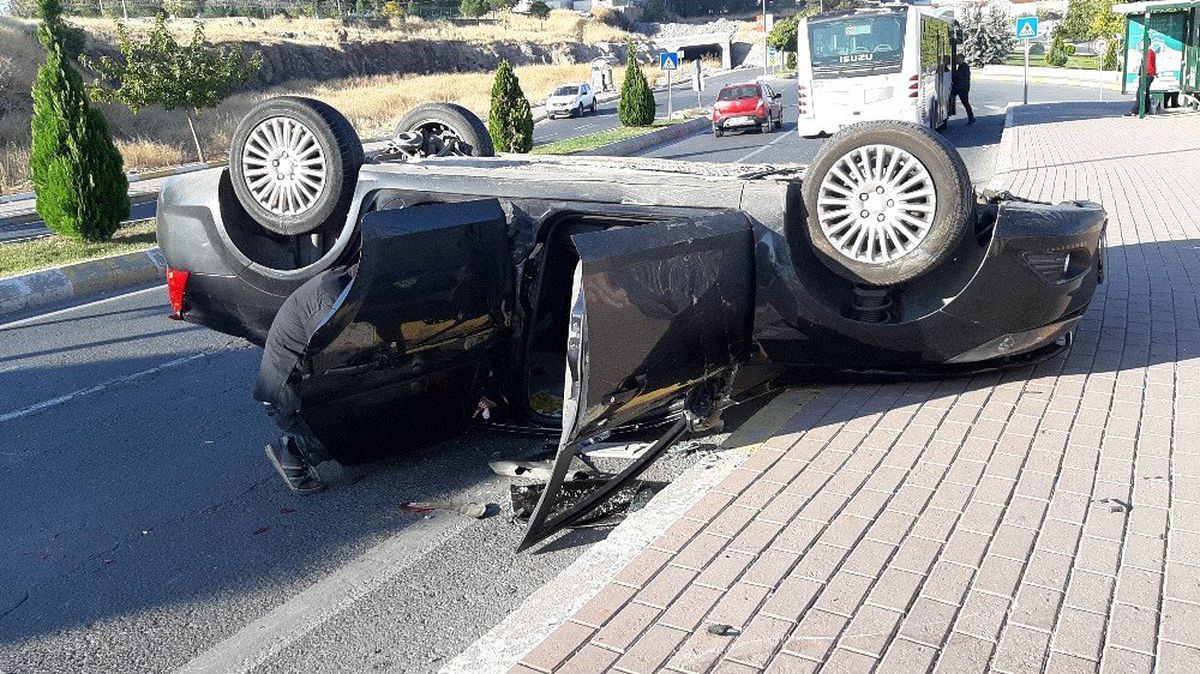 Virajı alamayan otomobil takla attı