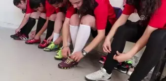 Yeteneği keşfedilen Diyarbakırlı kızların futbol aşkı (1)