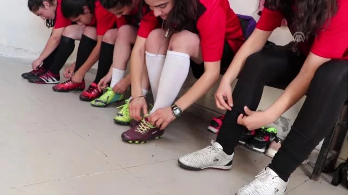 Yeteneği keşfedilen Diyarbakırlı kızların futbol aşkı (1)