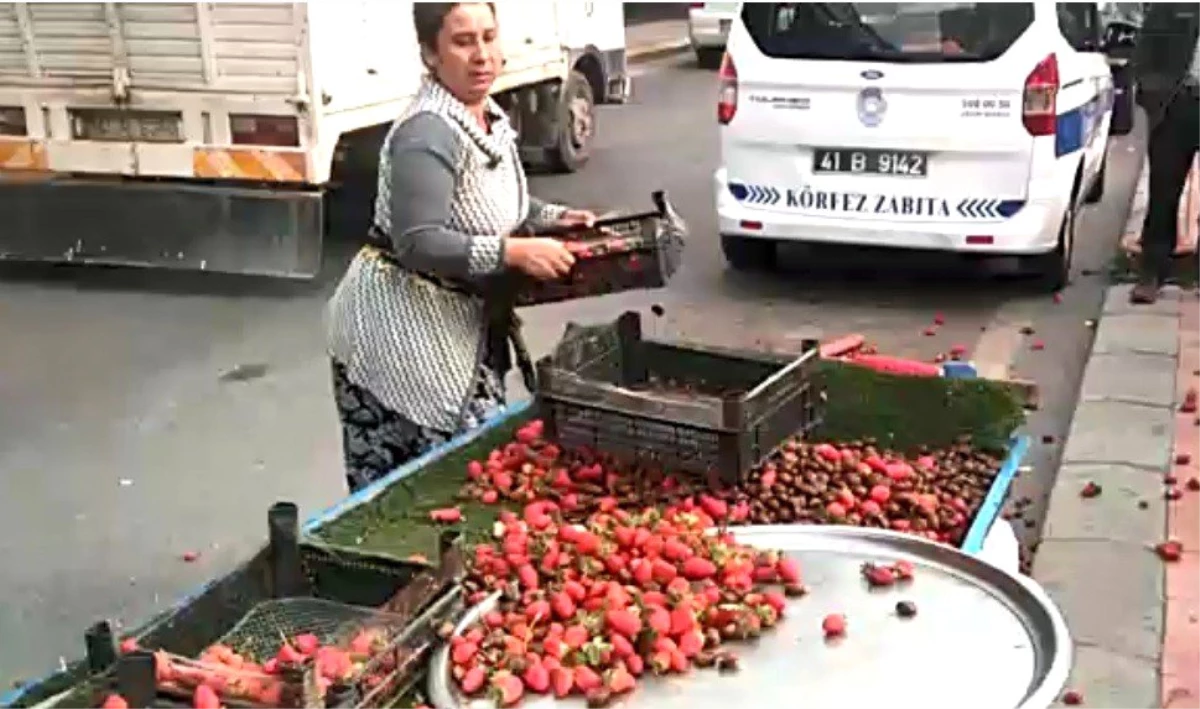 Seyyar satıcı, zabıtaları görünce çileklerini yola saçtı