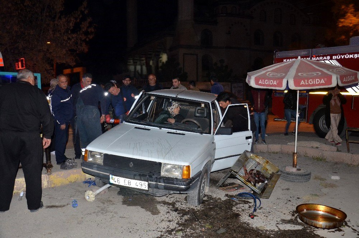 3 kişinin yaralandığı kaza kamerada