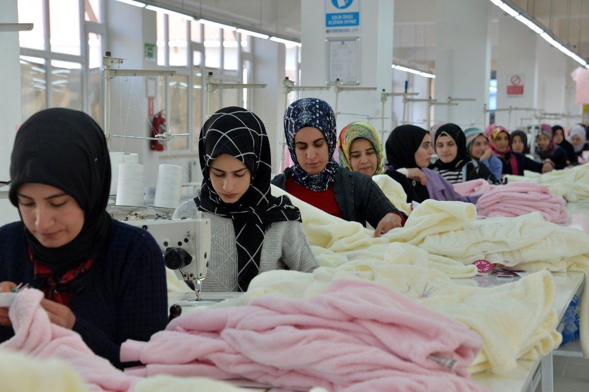 460 kişi, ilçede açılan tekstil atölyeleriyle iş sahibi oldu