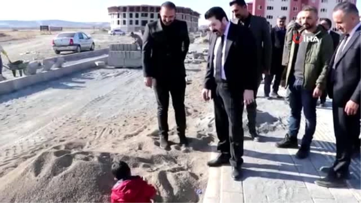 Başkan Sayan\'ın çocukla kumda oyun oynadığı anlar yürekleri ısıttı