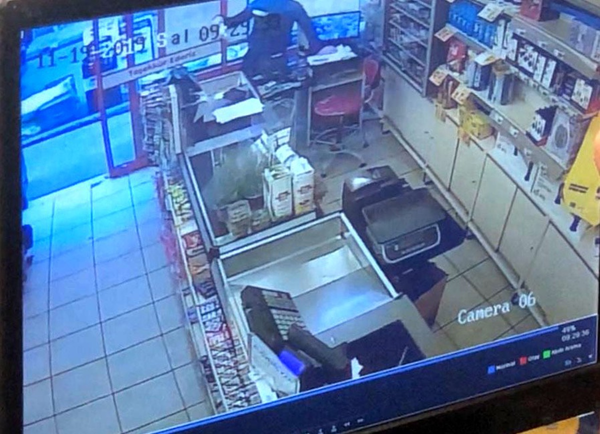 Bursa\'da süpermarket soygunu güvenlik kameralarına yansıdı