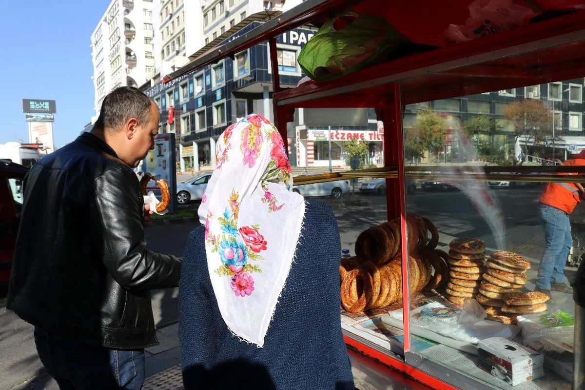 Çocuklarını okutmak için simit satıyor