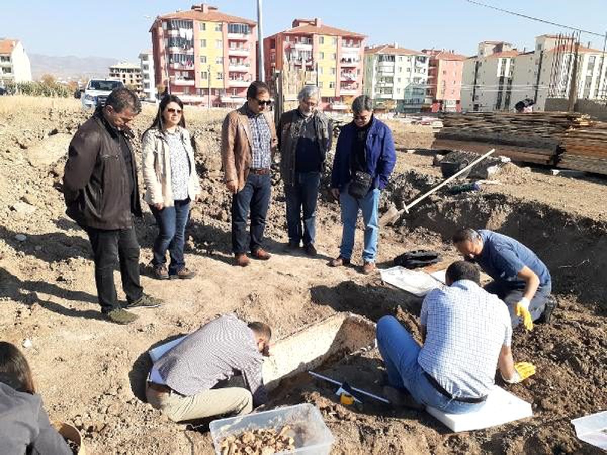 Çorum\'da yol çalışması sırasında 2 bin yıllık lahit bulundu