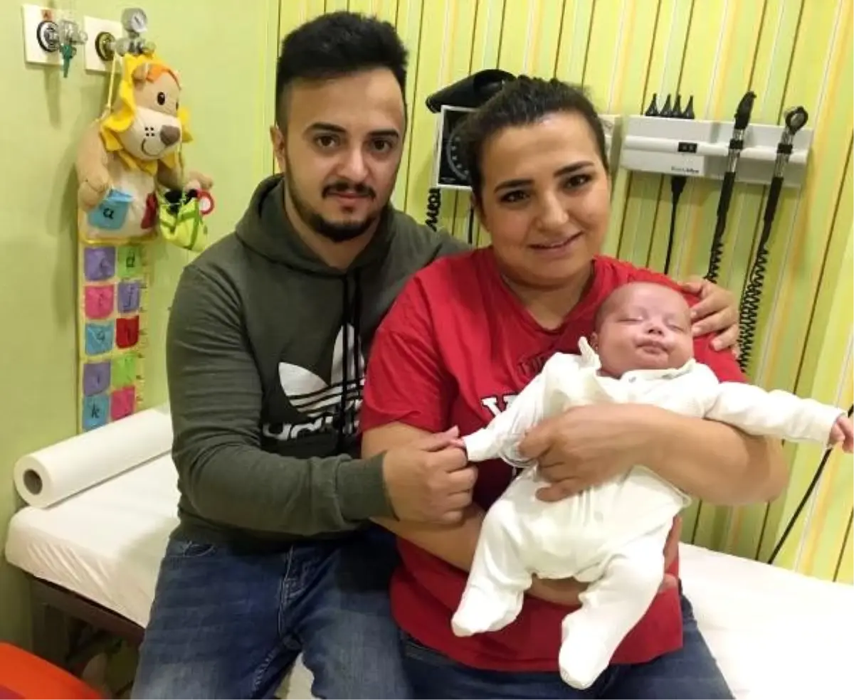 Erim bebek, anne ve babasına evlilik yıl dönümü hediyesi