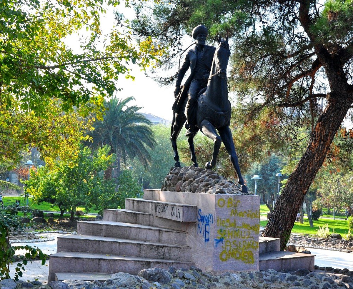 Fatih Sultan Mehmet\'in heykeline büyük ayıp