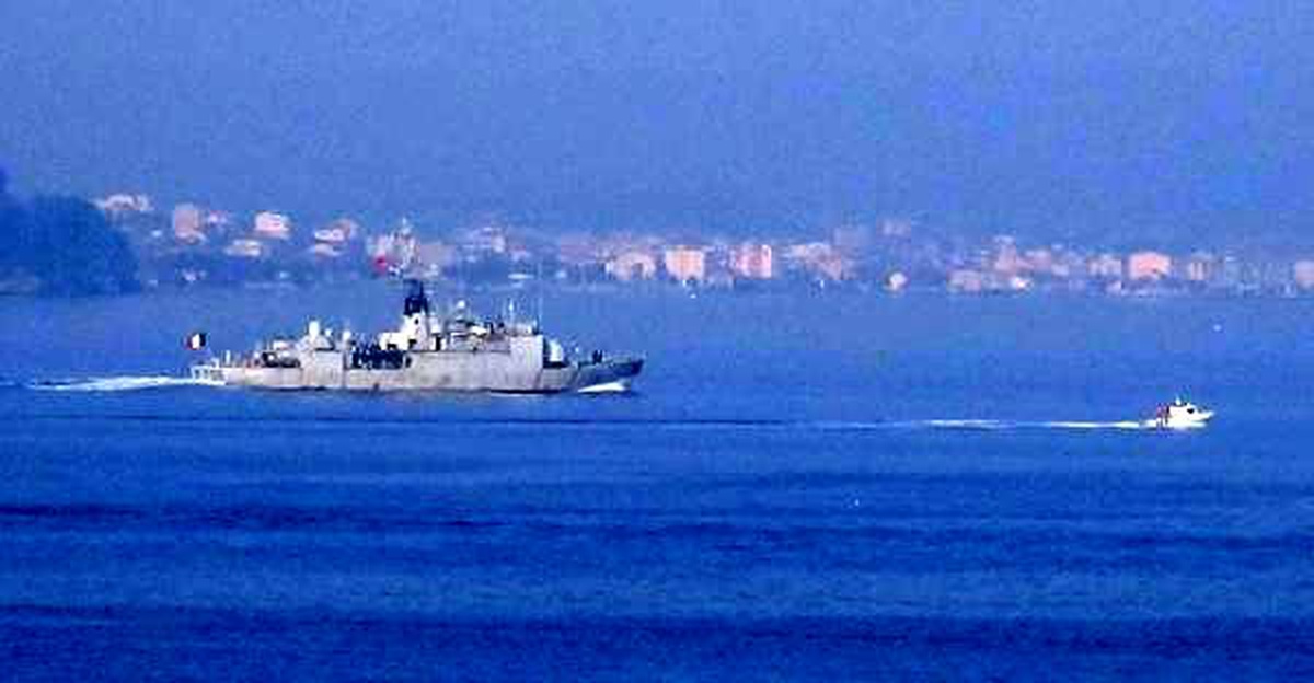 Fransız savaş gemisi Çanakkale Boğazı\'ndan geçti