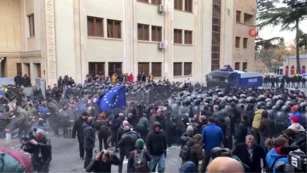 Gürcistan polisinden eylemcilere müdahale: 18 gözaltı