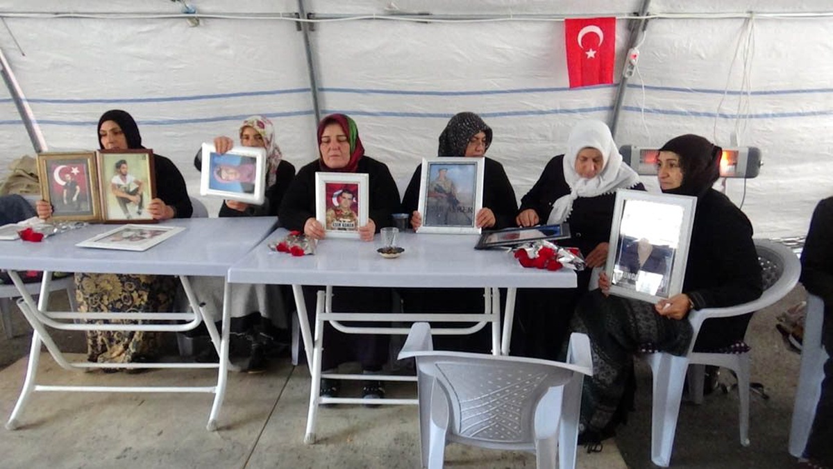 HDP önündeki ailelerin evlat nöbeti 78\'inci günde