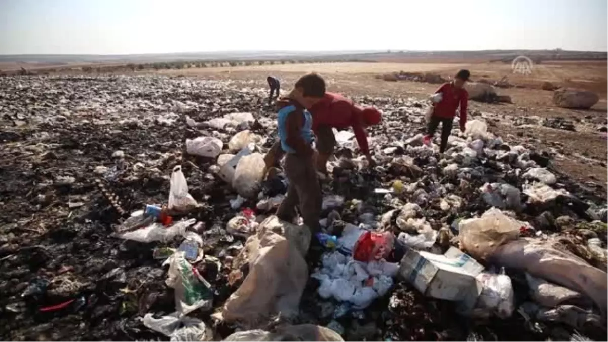 İdlibli çocuklar ekmeklerini çöpten çıkarıyor (1)