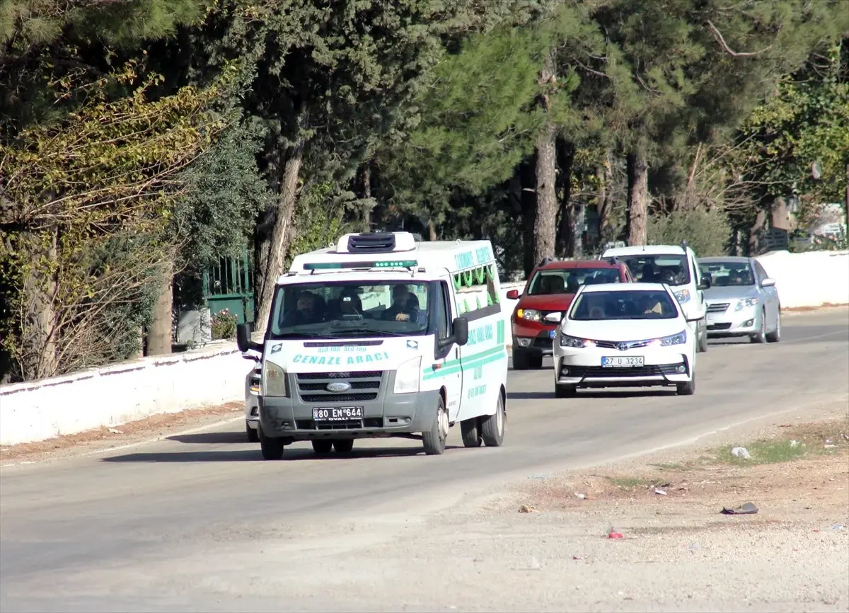 Isparta\'da evinde eşiyle ölü bulunan kadın toprağa verildi