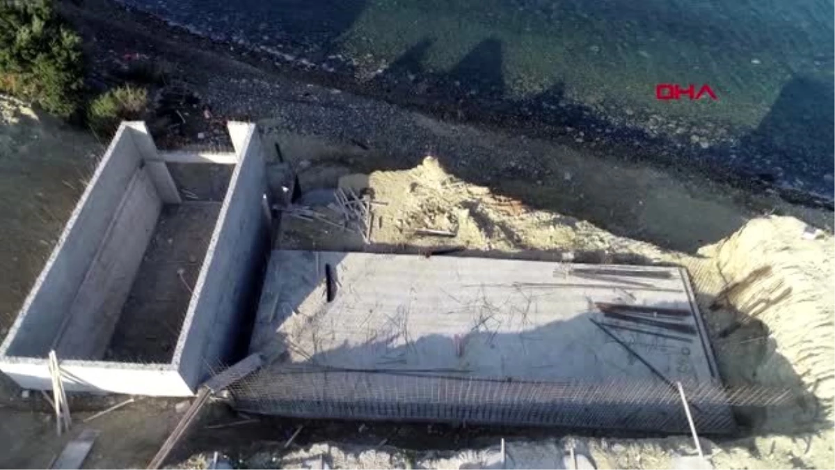 İzmir karaburun\'da denize sıfır kaçak inşaat yıkıldı