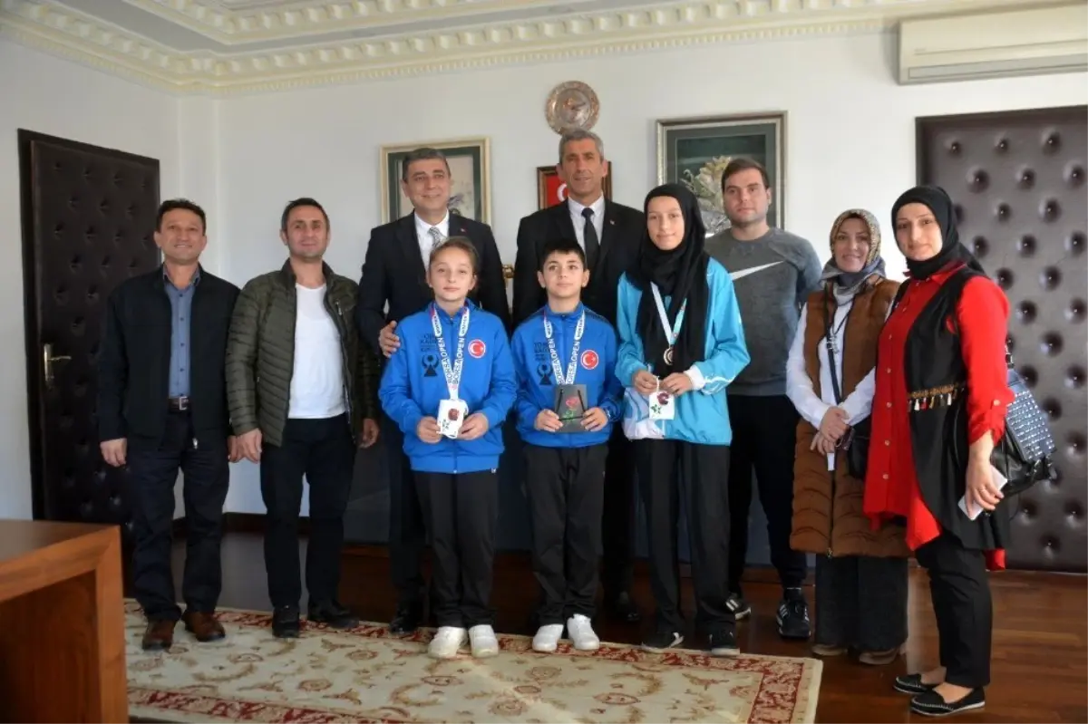 Kaymakam Öztürk başarılı sporcuları ödüllendirdi