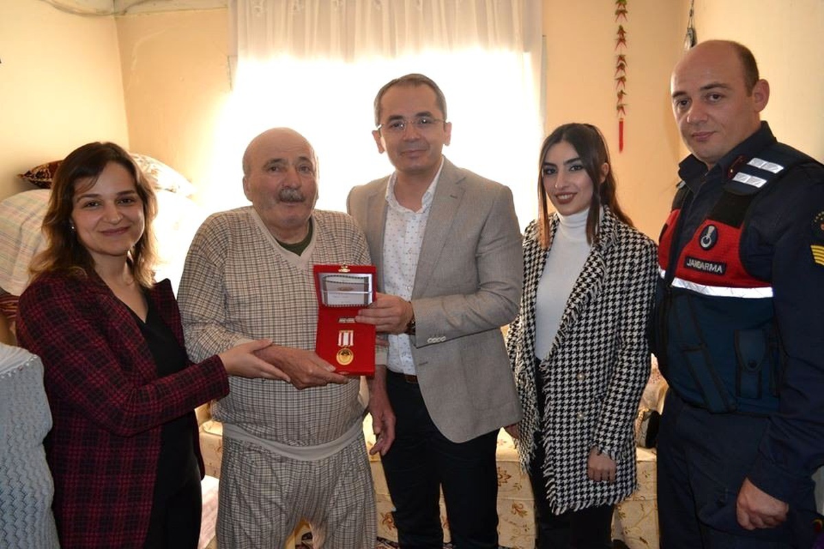 Kıbrıs Gazisine madalyası takdim edildi