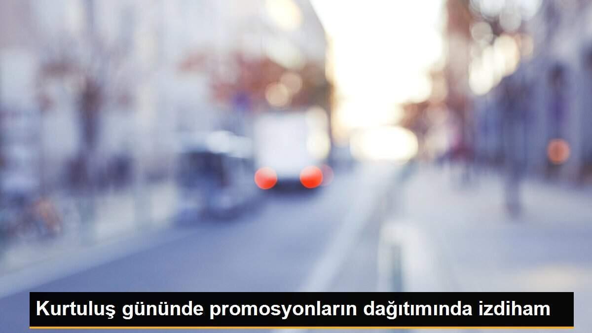 Kurtuluş gününde promosyonların dağıtımında izdiham