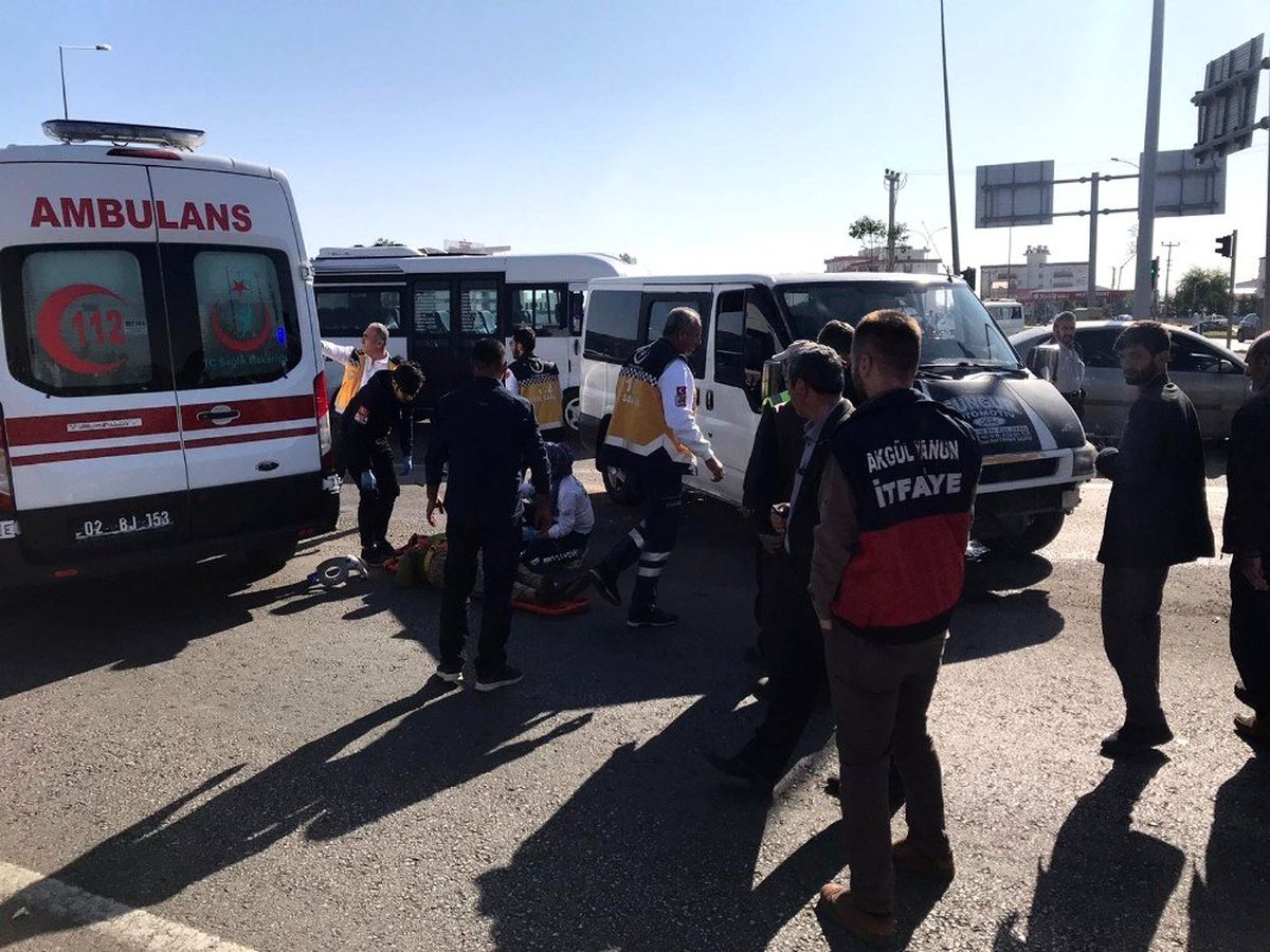 Minibüs ile otomobil çarpıştı: 2 yaralı