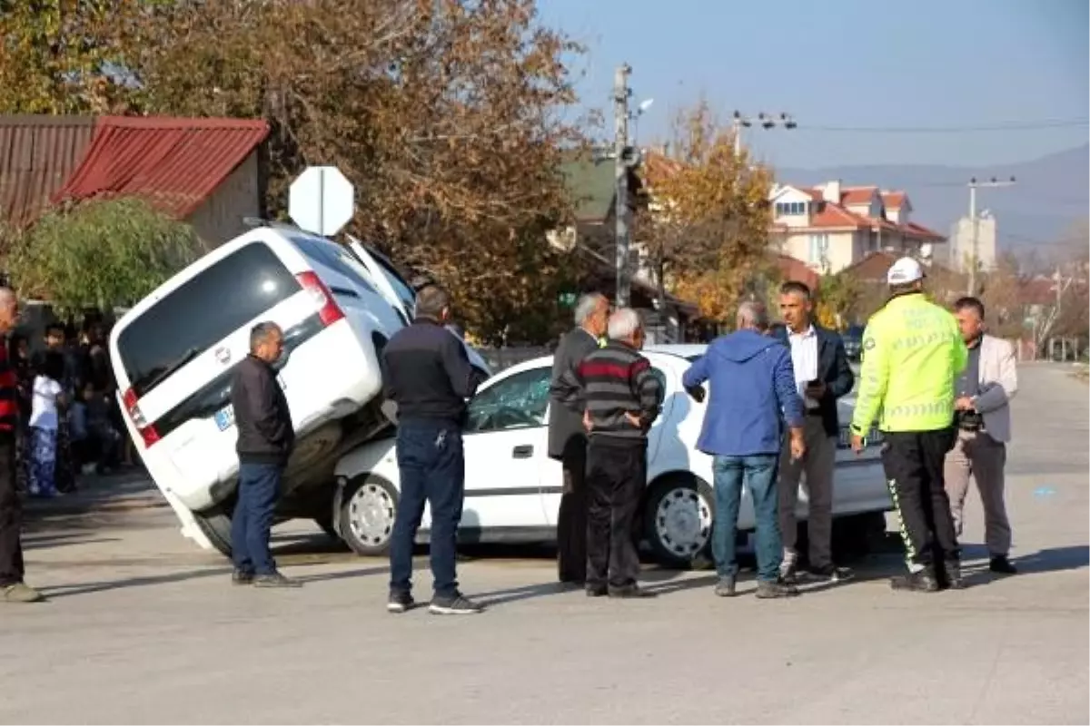 Otomobil, hafif ticari aracın altına girdi: 2 yaralı