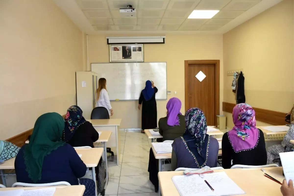 Şahinbey Belediyesi Sosyal Tesislerinde okuma yazma öğreniyorlar