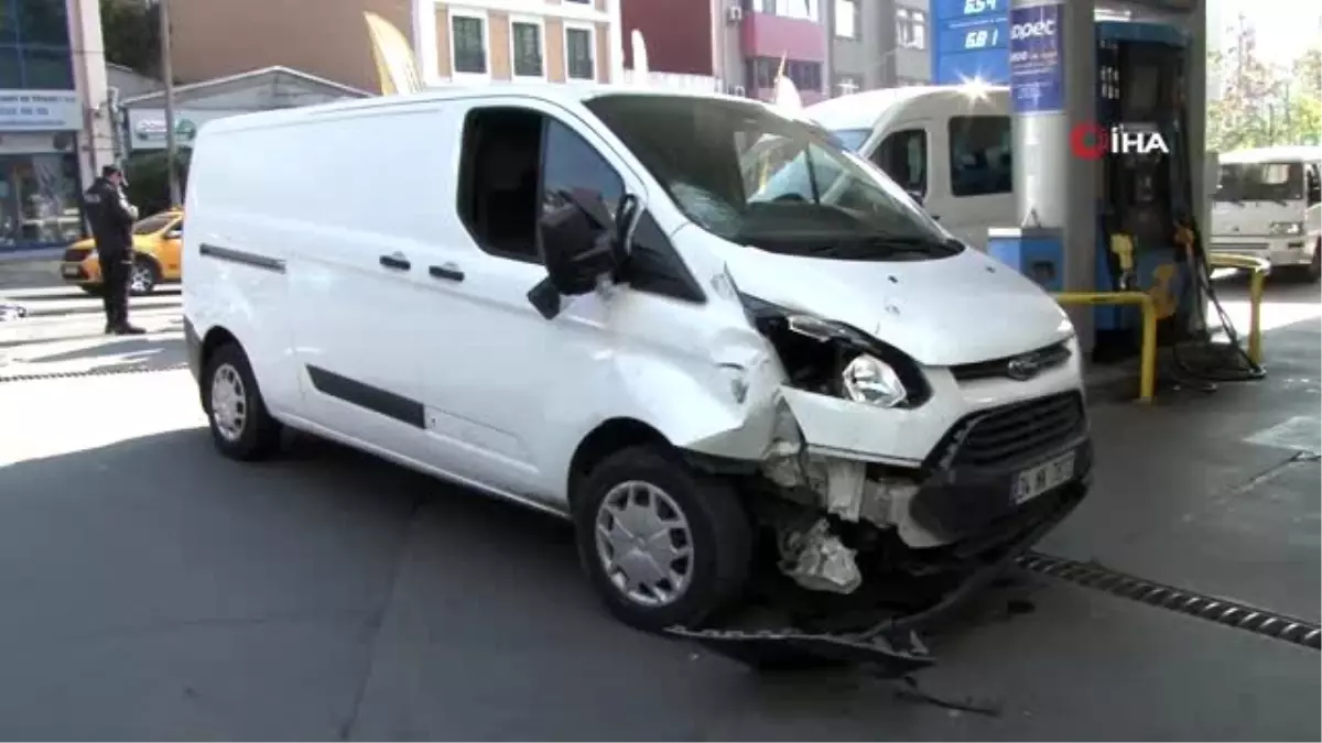 Şişli\'de minibüsle motosiklet çarpıştı: 1 ağır yaralı