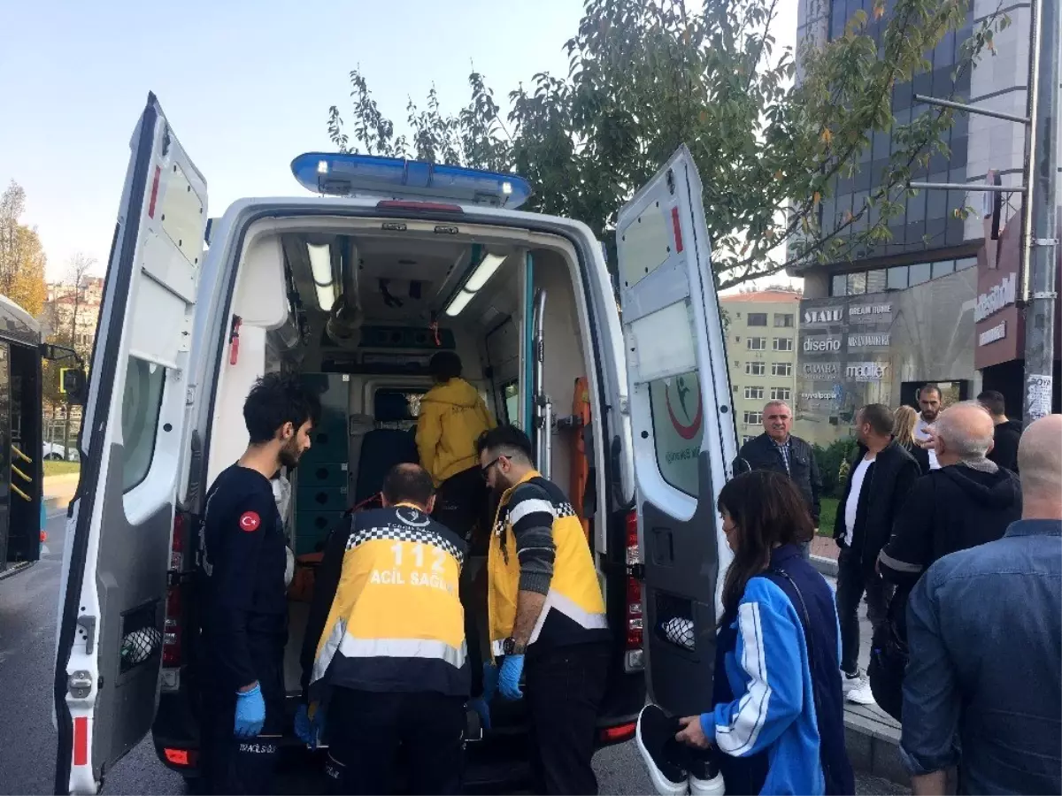 Taksi motosiklete çarptı, yol kenarında bekleyen kadın yaralandı