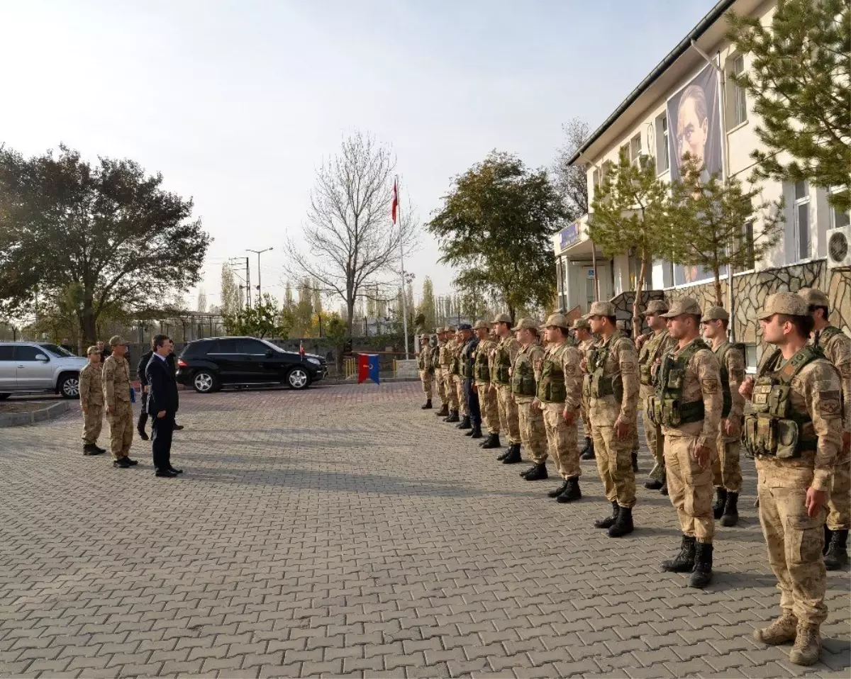 Vali Enver Ünlü, Jandarma Komutanlığını ziyaret etti