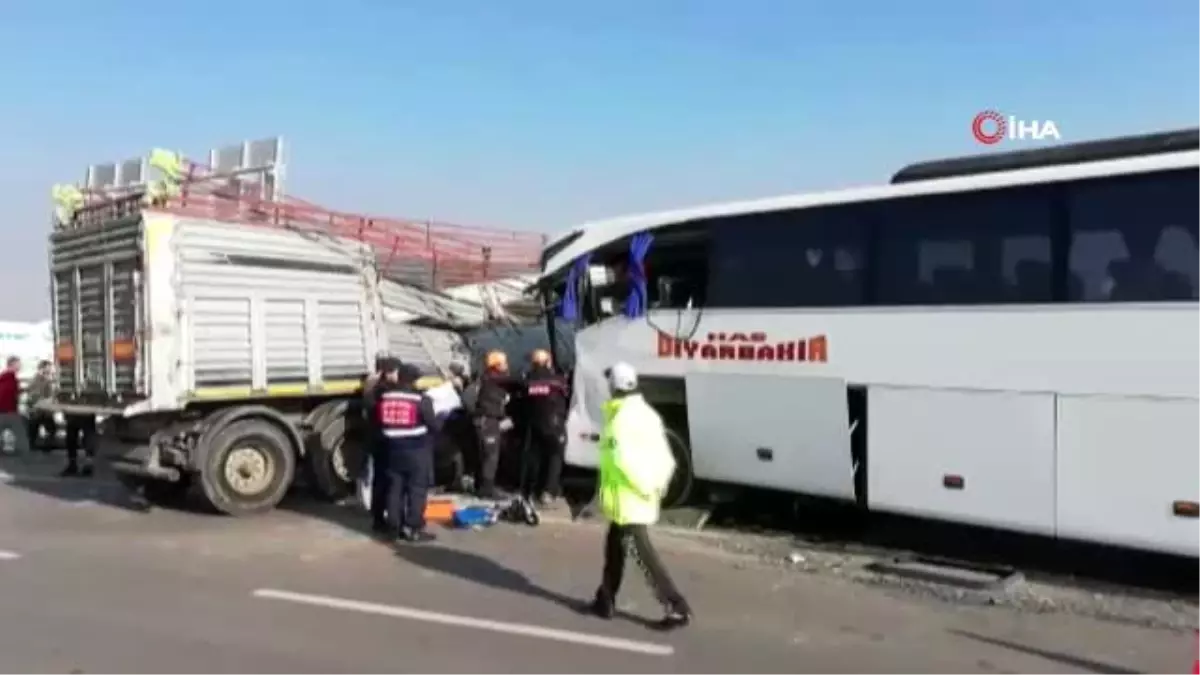 Yoğun sis nedeniyle yolcu otobüsü ile tır çarpıştı: 2 ölü, 21 yaralı