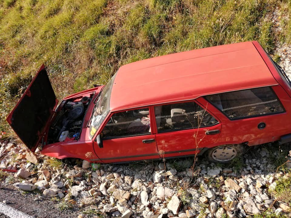 Yoldan çıkan otomobil şarampole yuvarlandı: 1 yaralı