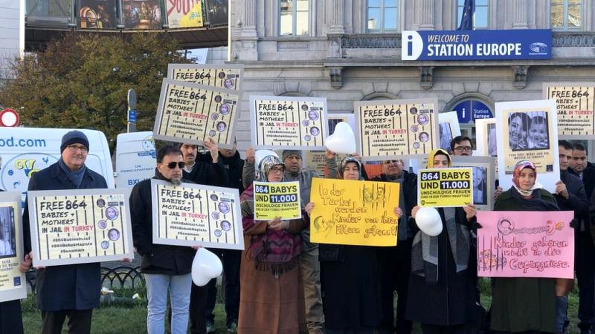 20 Kasım Dünya Çocuk Hakları Günü: AP önünde "Türkiye\'de bebekler serbest bırakılsın" eylemi