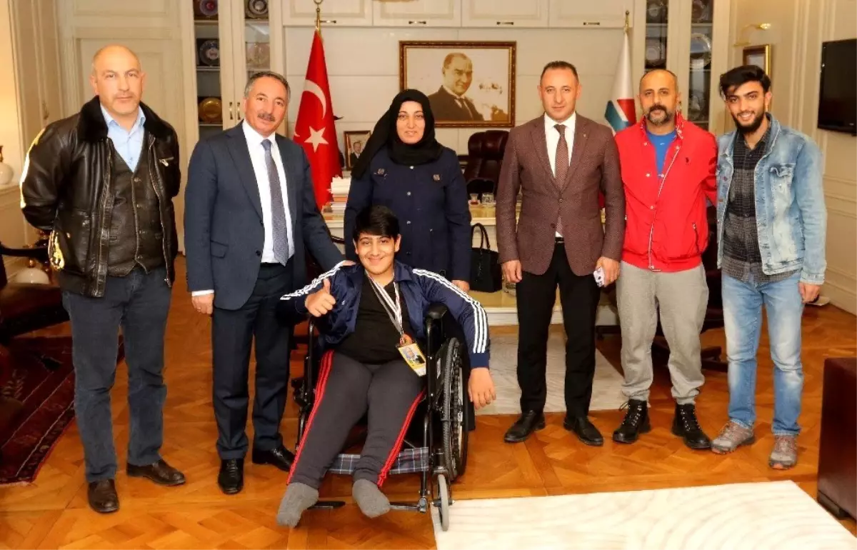 AİÇÜ Rektörü Prof. Dr. Karabulut, başarılı sporcuyu kutladı