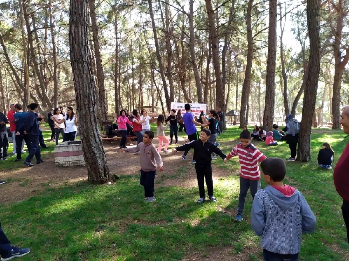 Ara tatilde eğitimciler sağlıklı yaşam için yürüdü