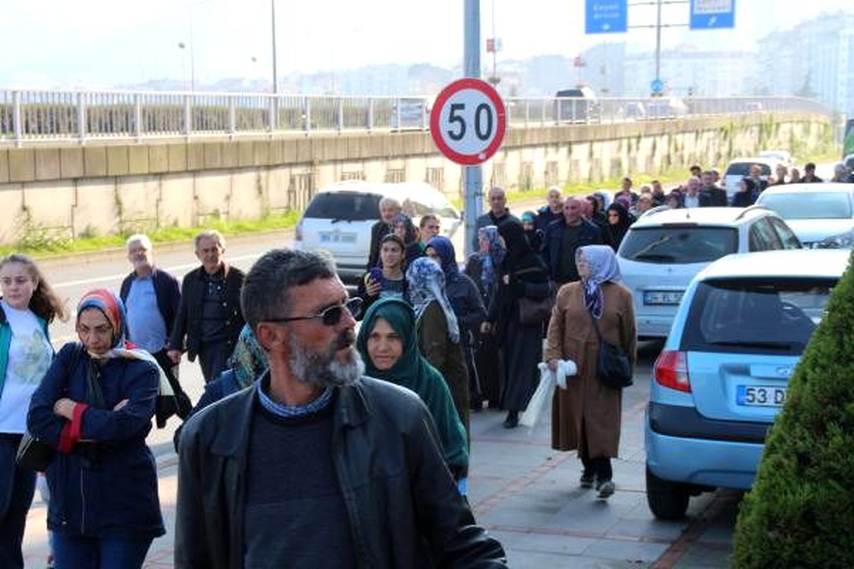Arazi kamulaştırma bedelllerinin düşük olduğunu belirtip, valilik önünde toplandılar