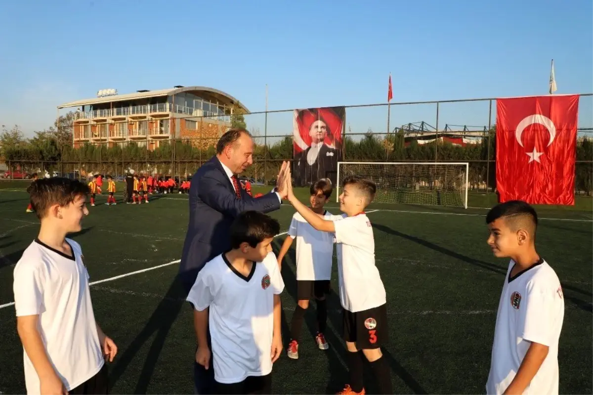 Başlama vuruşunu Çetin Akın yaptı, futbol şenliği başladı