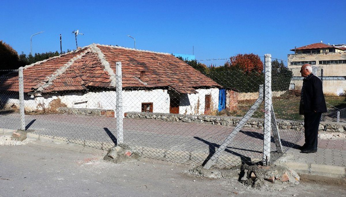 Belediyenin yaptığı kaldırımı tel örgüyle kapattılar