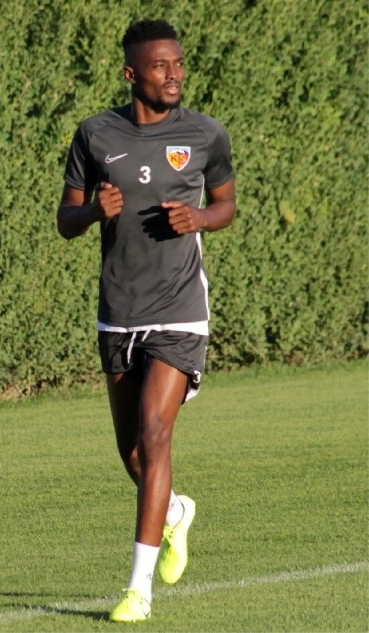 Bernard Mensah forma giyecek