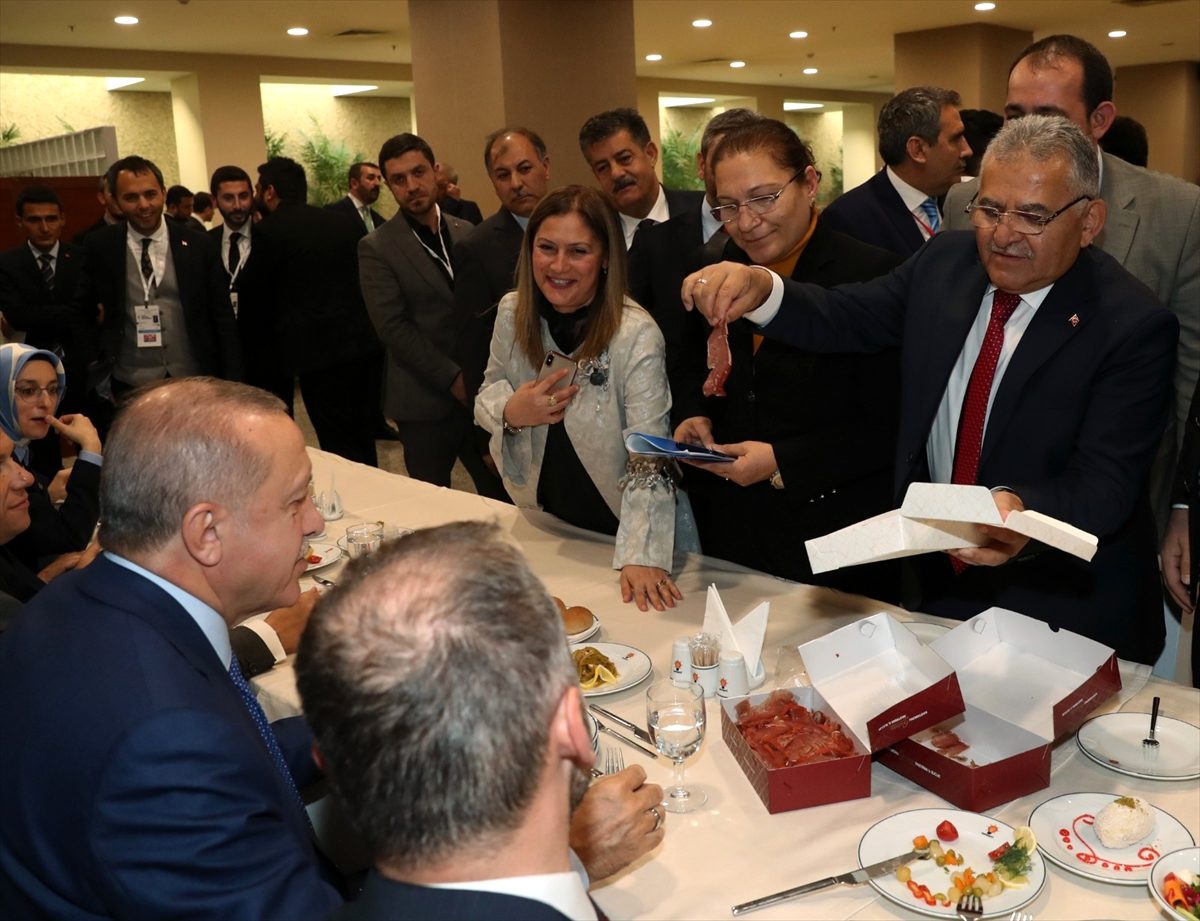 Büyükkılıç\'tan, Cumhurbaşkanı Erdoğan\'a pastırma ikramı