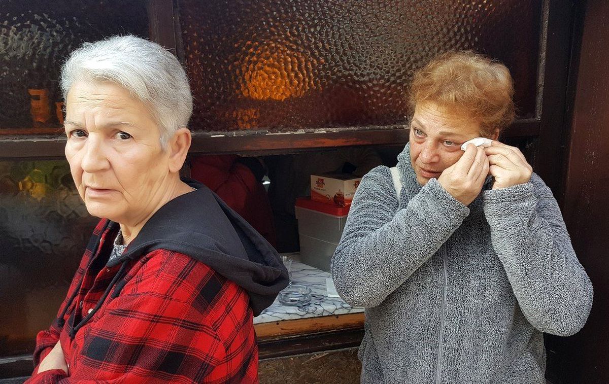 Çeşme\'deki kafeye tahliye kararı verilmesinin ardından gözyaşlarına boğuldular
